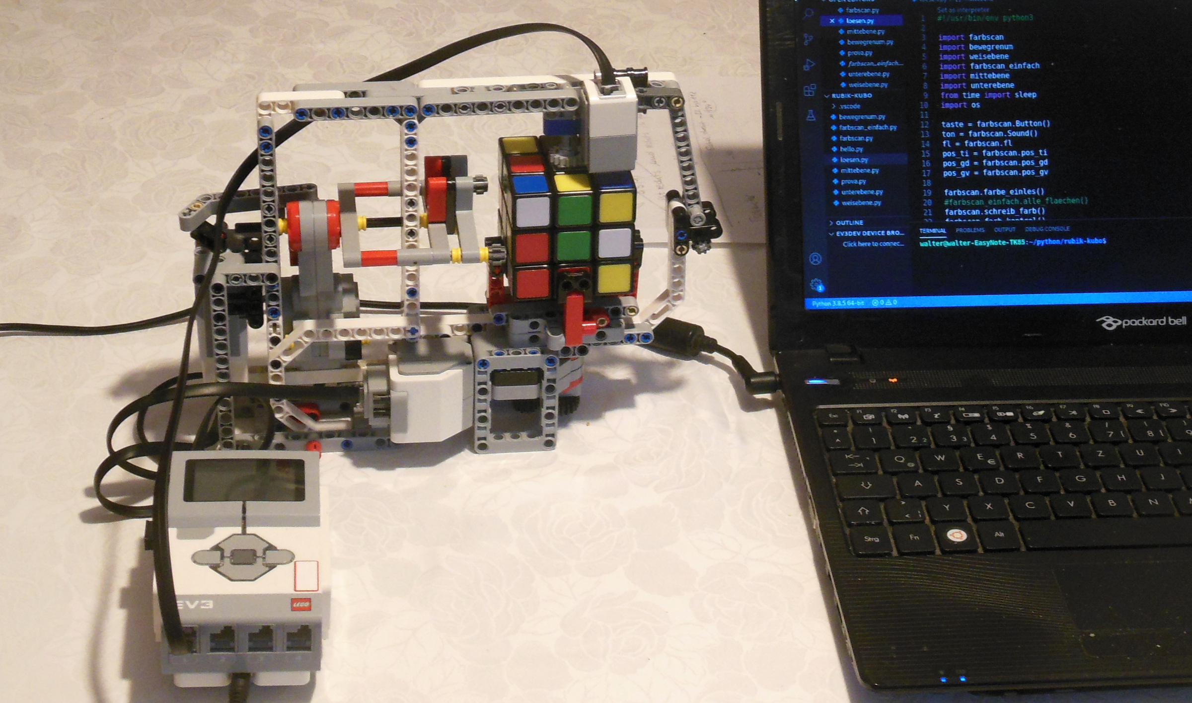 Roboto solvas Rubik-kubon